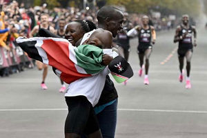 Eliud Kipchoge celebrates with his wife Grace Sugut 