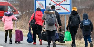 Ukrainian refugees cross the border by foot in Baraba