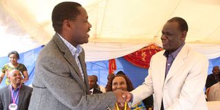 Agriculture CS Peter Munya (left) and Meru Governor Kiraitu Murungi.