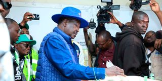 Raila casts his vote. 