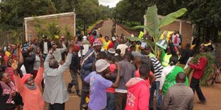 Ecstatic residents of Sugoi outside Deputy President William Ruto's home as they await presidential results announcement
