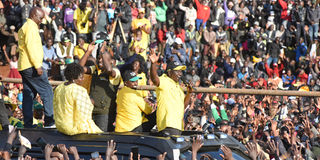 Dr William Ruto (centre) campaigning in Iten with Elgeyo Marakwet Senator Kipchumba Murkomen and other leaders