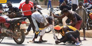 Protesters use a large home-made catapult kisumu maandamano