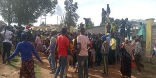 Members of the public at the scene where an angry mob lynched and burnt a suspected thug in Makutano town