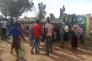 Members of the public at the scene where an angry mob lynched and burnt a suspected thug in Makutano town