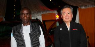 Eliud Kipchoge, the double Olympic marathon champion (left) with Hiroshi Hisatomi 