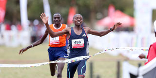 Sabastian Sawe wins the senior men's 10km race