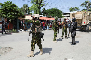 Kenyan police officers