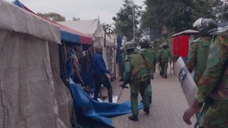 Police chase away traders from the Nairobi CBD