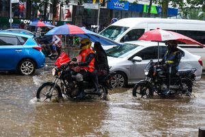 Motorists navigate a flooded section of Kenyatta Avenue in Nairobi heavy rains 