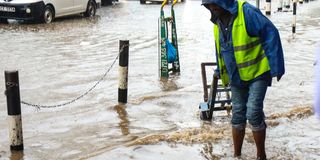 Motorists navigate a flooded section of Kenyatta Avenue in Nairobi heavy rains 